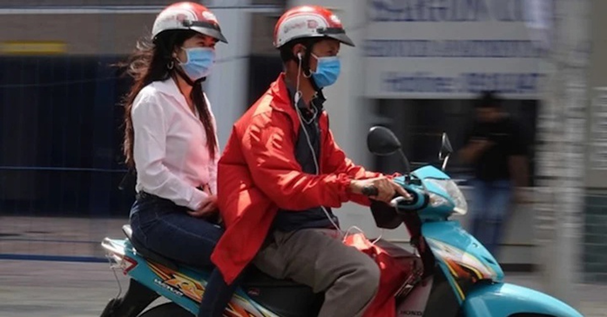 Người vừa lái xe máy vừa đeo tai nghe sẽ chịu mức phạt nào? Bộ Công an giải đáp