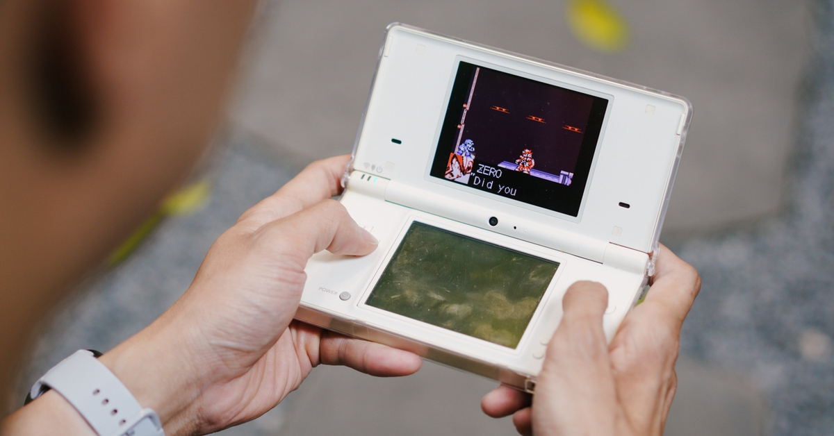 Góc hoài niệm với Nintendo DSi: Chiếc máy chơi game đi trước thời đại với 2 màn hình và bút cảm ứng