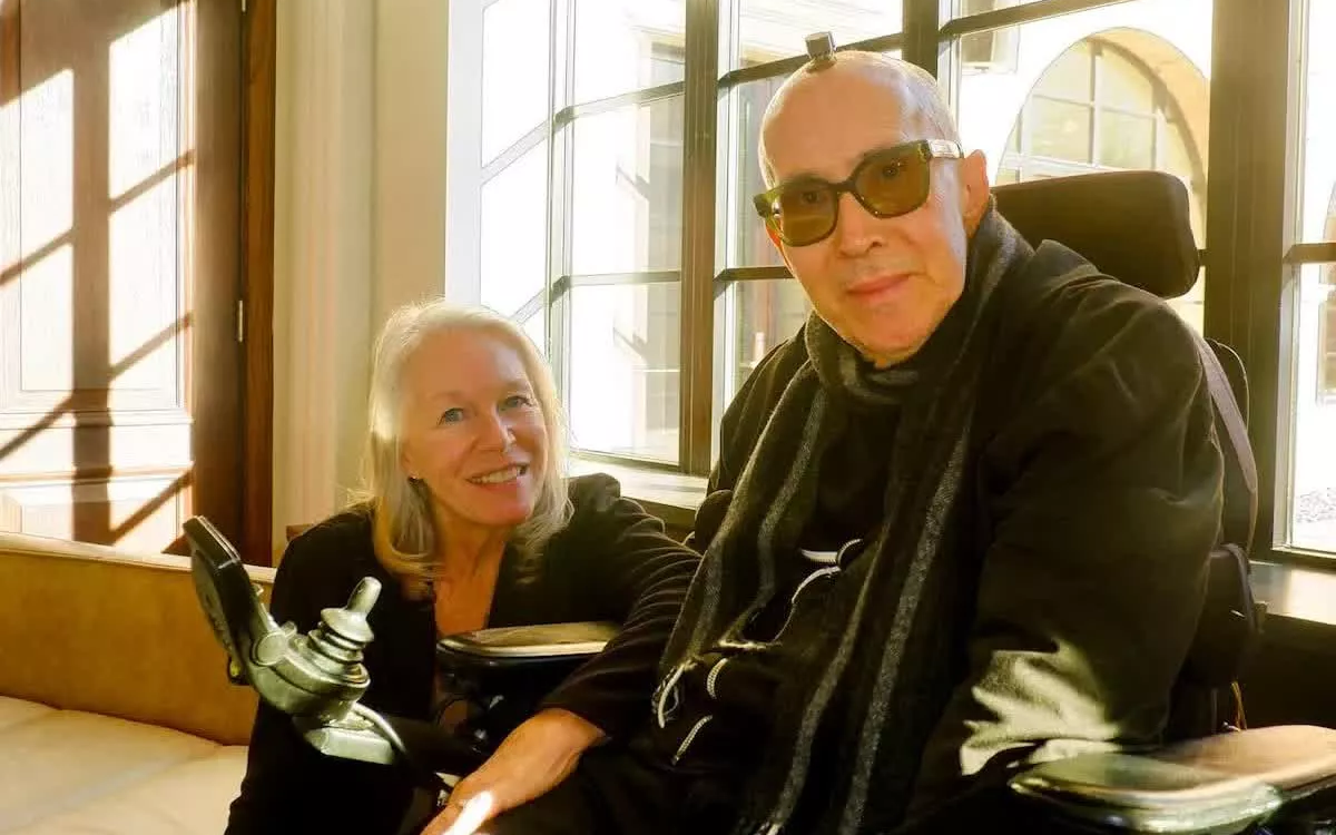 Nhạc sĩ 69 tuổi liệt toàn thân cấy 6 vi chip vào não để có thể sáng tác, và đây là tác phẩm của ông