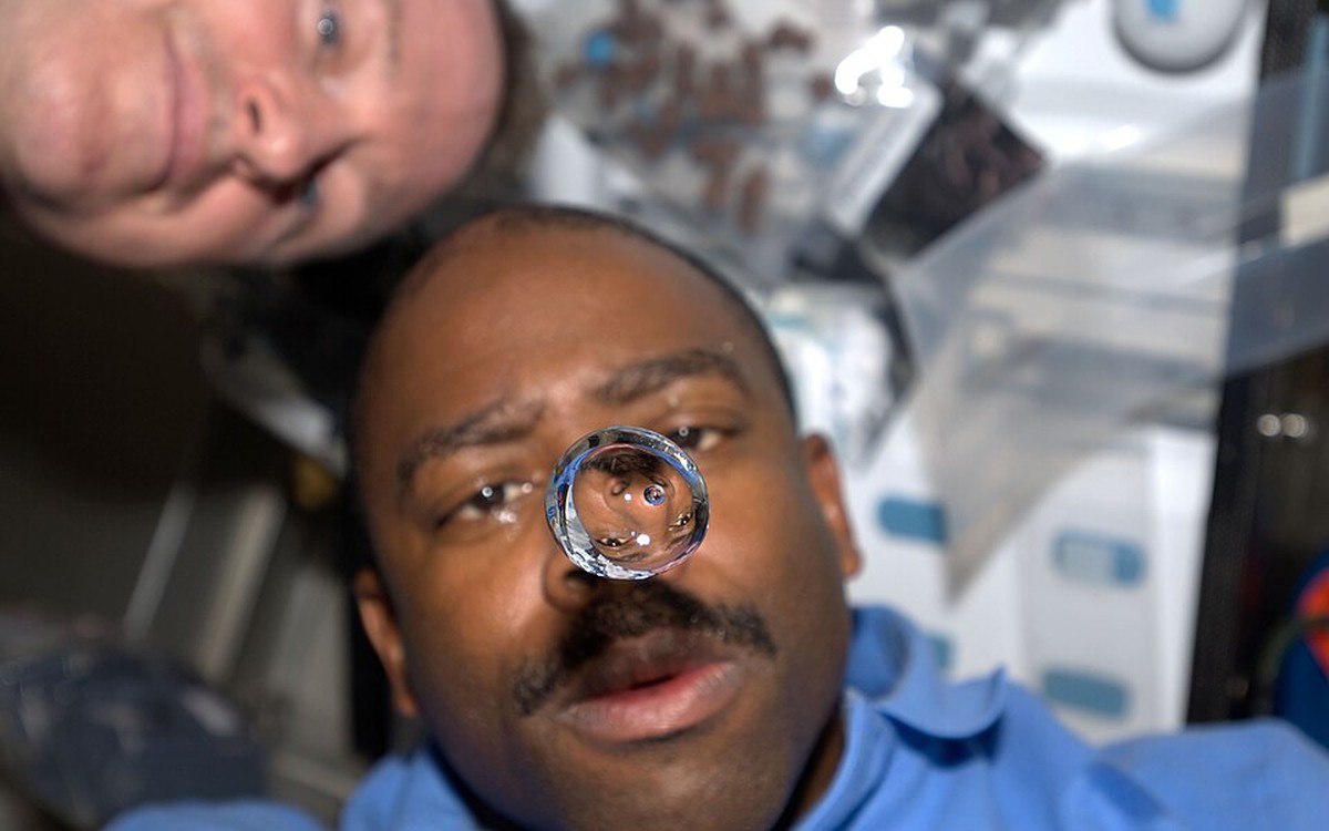 Trong môi trường không trọng lực, thức ăn do phi hành gia nuốt vào trôi xuống bụng như thế nào?