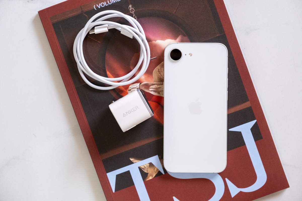 Trên tay củ sạc tích hợp màn hình thông minh, có AI quản lý sạc, giá 550.000 đồng