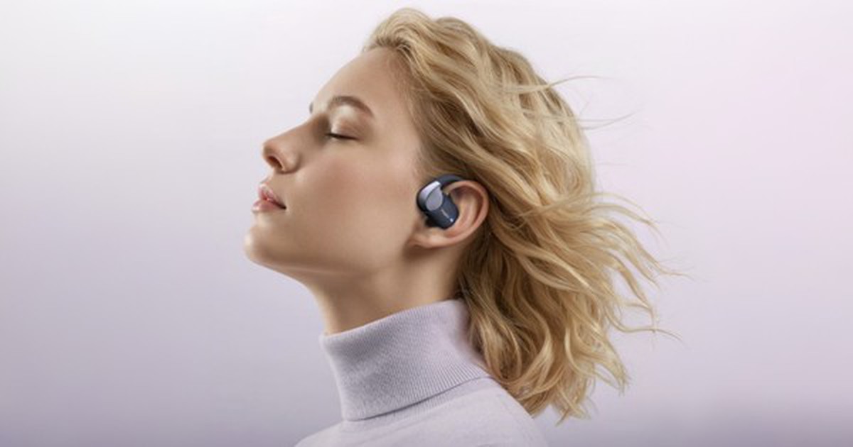 Tai nghe này có case sạc tích hợp màn hình cảm ứng, hỗ trợ cử chỉ gật/lắc đầu