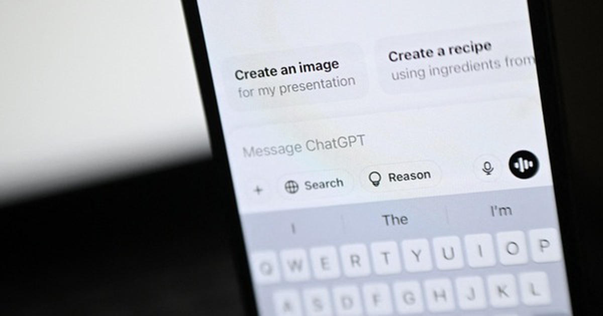 Mô hình toán học của MIT cho thấy: Sự "ba phải" của AI như ChatGPT đang cuốn người dùng vào vòng xoáy hoang tưởng