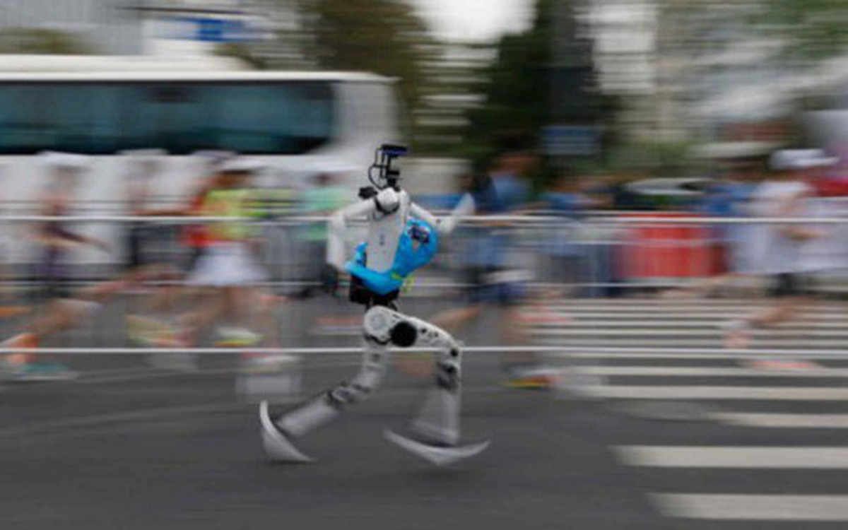 Từ múa quạt, biểu diễn võ thuật đến phá kỷ lục marathon thế giới: Robot không còn 'trình diễn' mà đã bắt đầu học được cách vượt qua giới hạn của con người