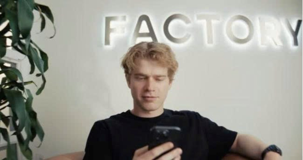 Bị “thách” nghỉ học để mở công ty, thanh niên trẻ tuổi đã tạo lập startup AI định giá 1,5 tỷ USD