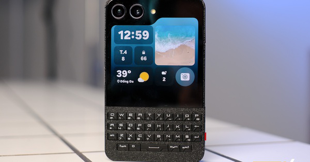 Sinh viên Việt “độ” Galaxy Z Flip5 thành BlackBerry Porsche Design: Bàn phím QWERTY vật lý, vỏ tự in 3D, có hẳn... hai cổng sạc USB-C
