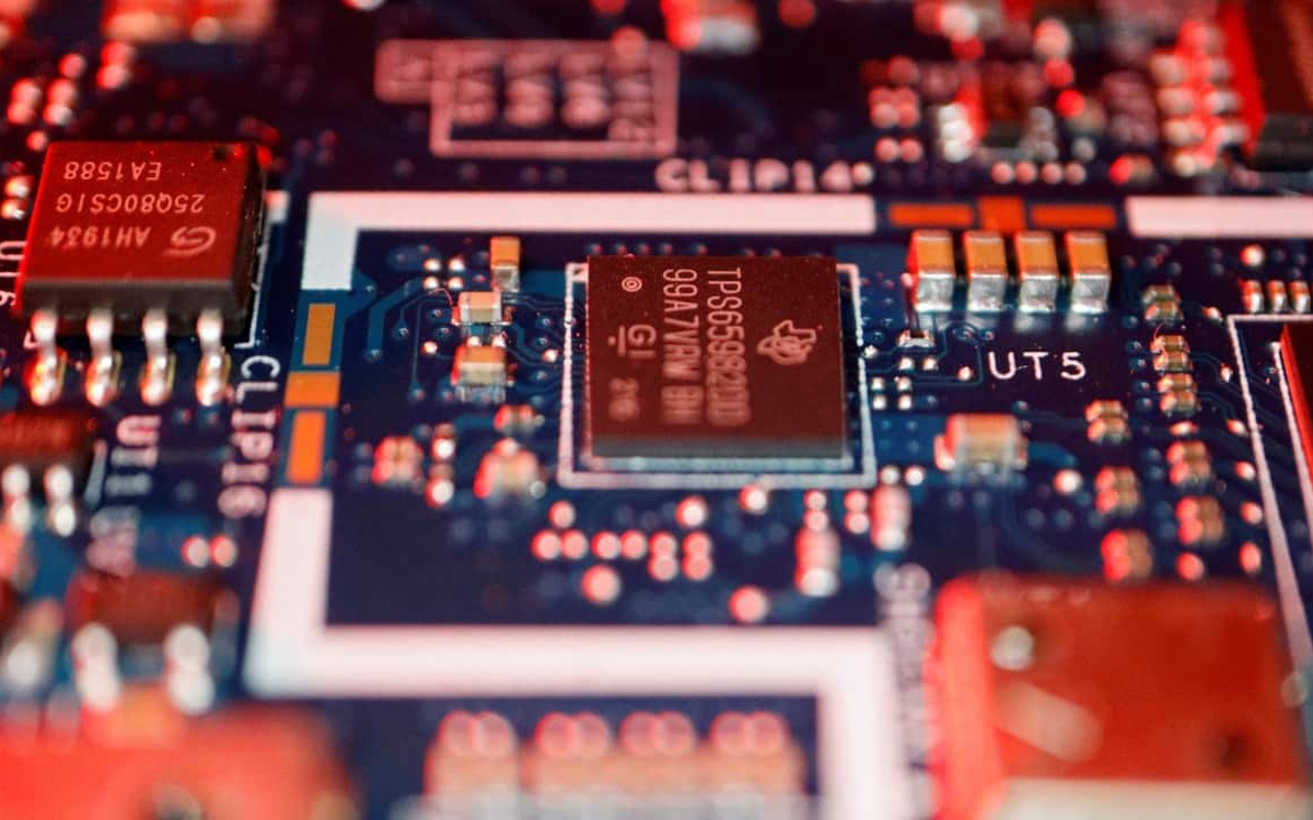 Không dùng dầu mỏ, tại sao toàn ngành bán dẫn toàn cầu lại đang khốn đốn vì eo biển Hormuz đóng cửa