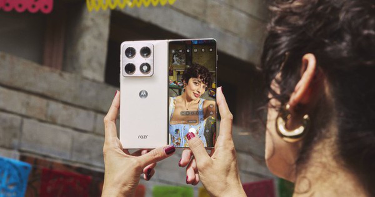 Motorola Razr Fold ra mắt: lần đầu gập kiểu sách, thậm chí còn có cả bút