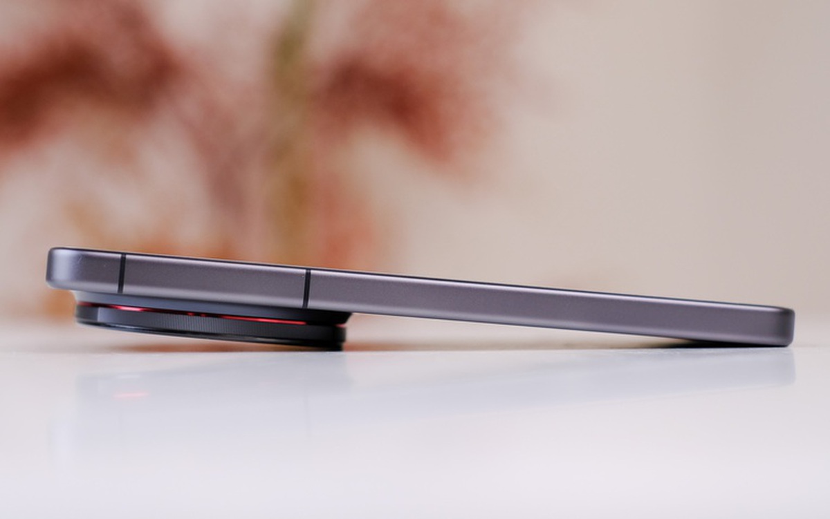 Gallery - Trên tay vivo X300 Ultra tại Việt Nam: Camera to đến mức đặt xuống bàn cũng thấy… hơi lo