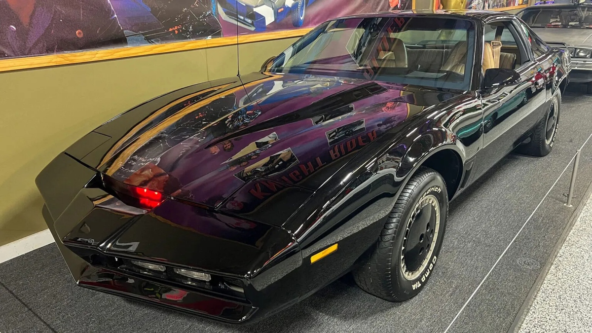 Chiếc xe huyền thoại "Knight Rider" bị phạt tốc độ ở New York dù đang nằm yên trong bảo tàng cách đó hơn 1.300 km