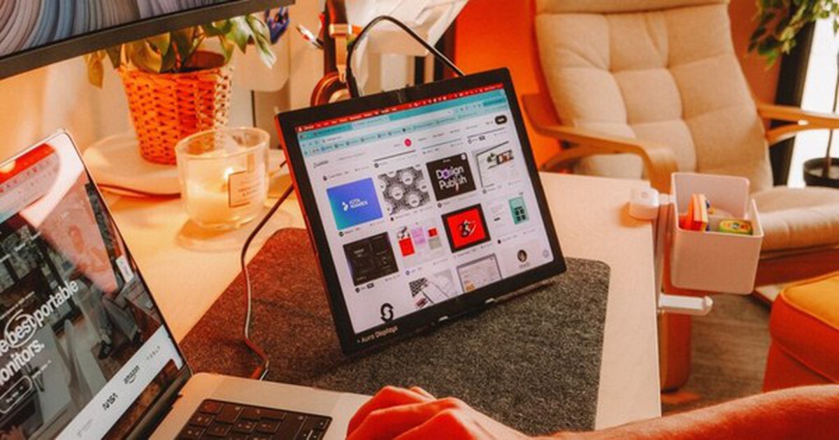 Màn hình di động gập đôi vừa túi xách nhỏ, giá khoảng 34 triệu đồng