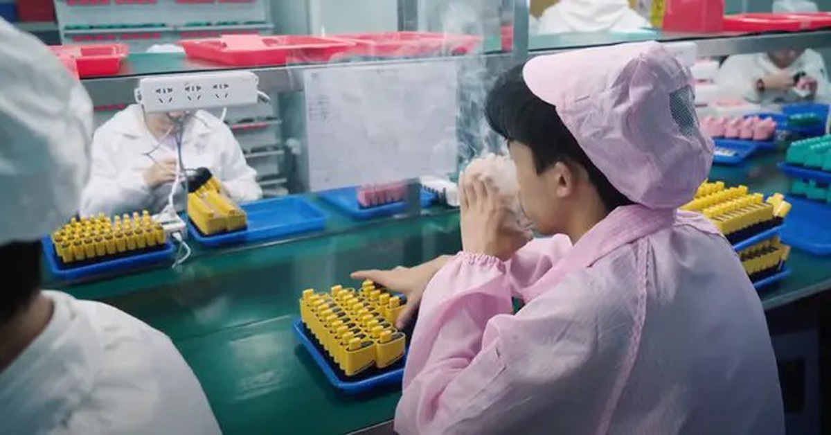 Công nhân gây sốc khi thử tới 10.000 chiếc vape mỗi ngày
