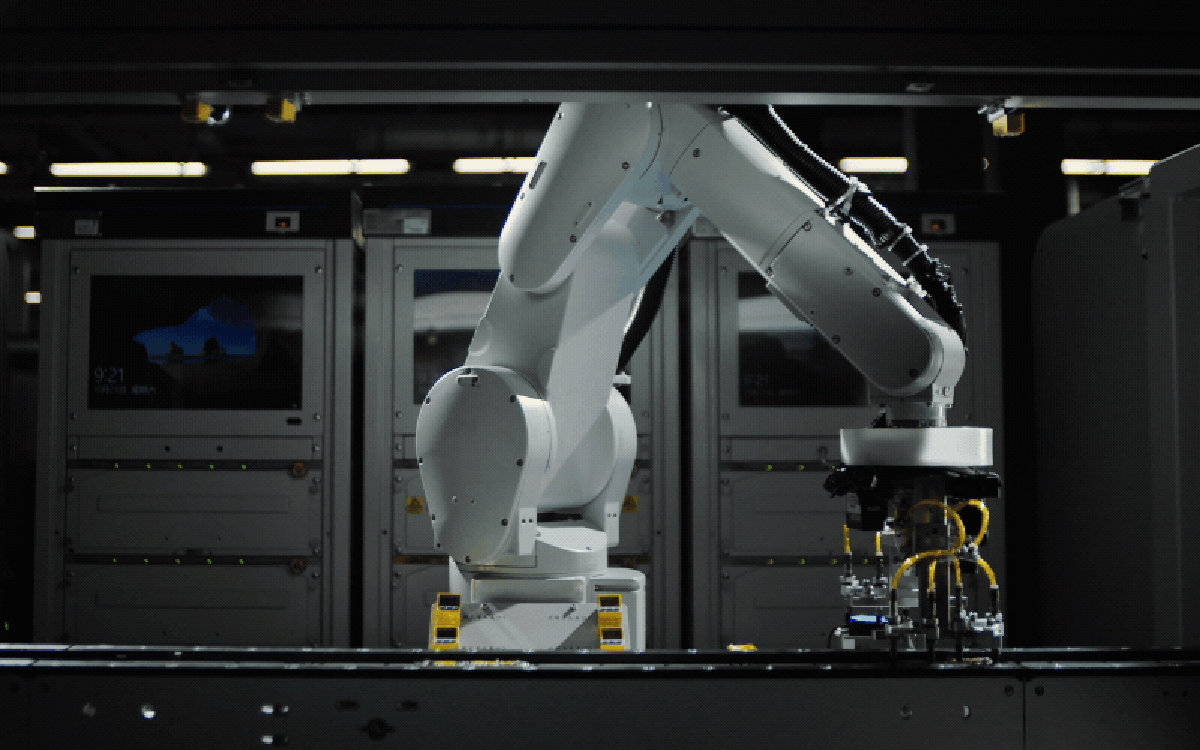 Nhà máy điện thoại 85% robot của HONOR: 28,5 giây “ra lò” một chiếc smartphone, nhưng vì sao HONOR không để robot làm bước cuối cùng?