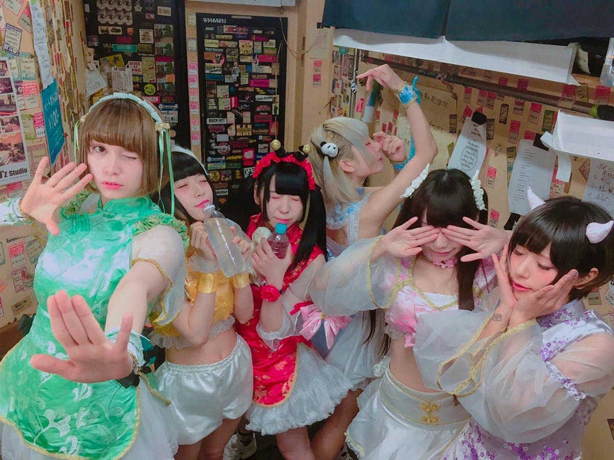 Nữ idol Nhật Bản gây bão mạng vì cho fan ngửi nách sau biểu diễn, hé lộ góc khuất khắc nghiệt của giới underground