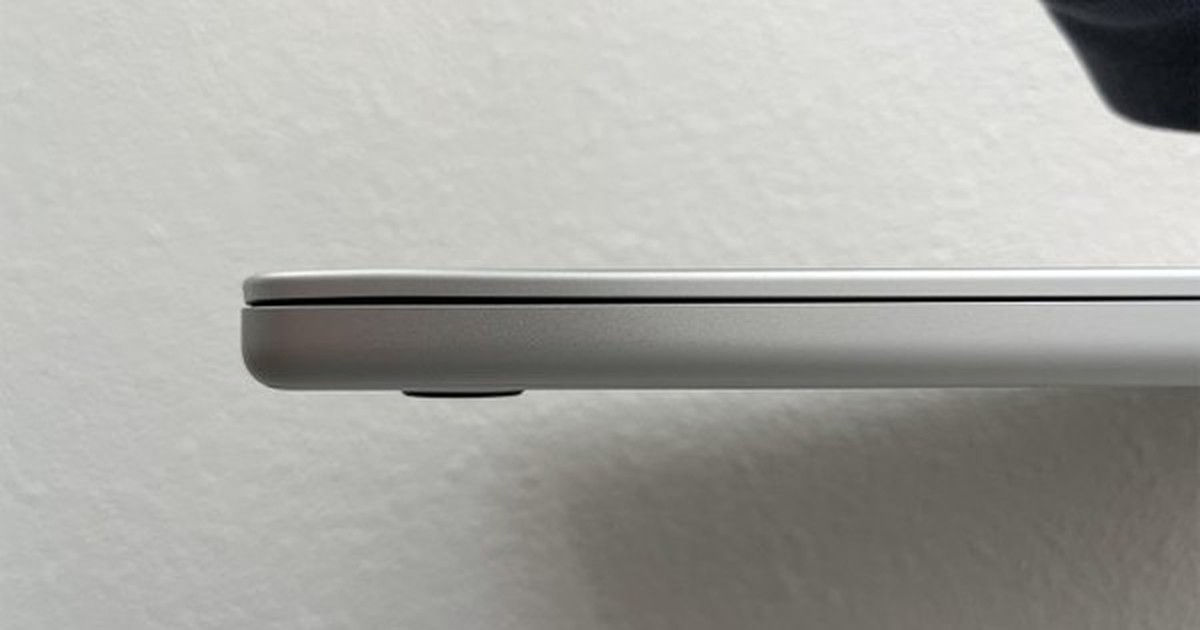 Cẩn thận khi MacBook bị móp ở sân bay