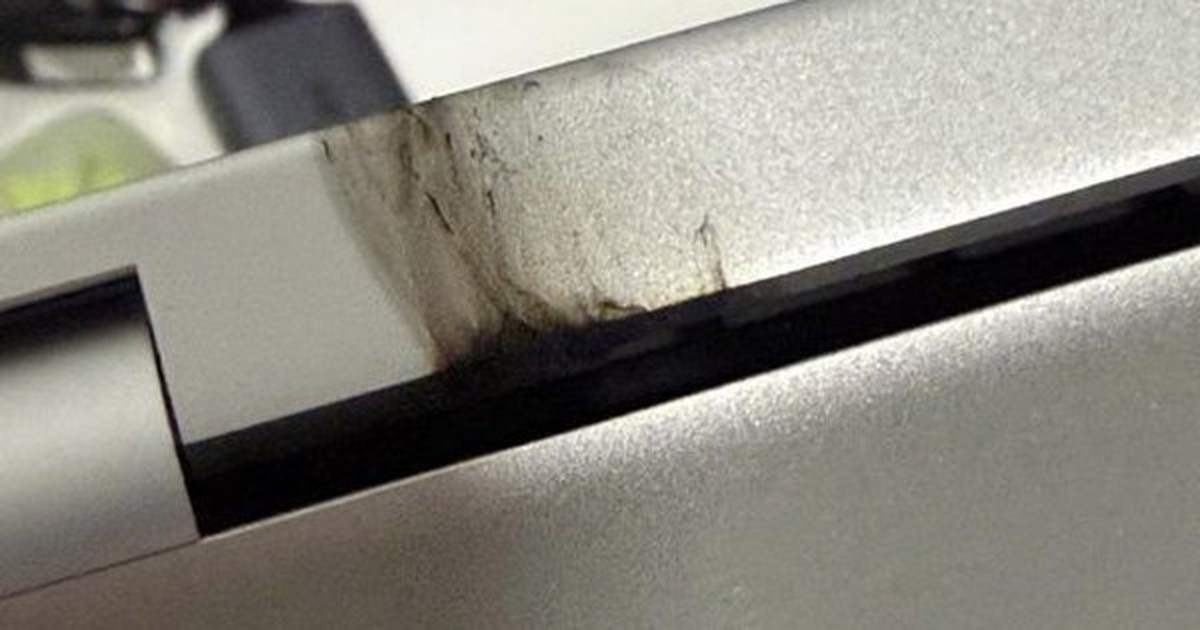 MacBook Pro M5 mới mua 2 ngày đã "chết", tia lửa bắn ra từ bản lề