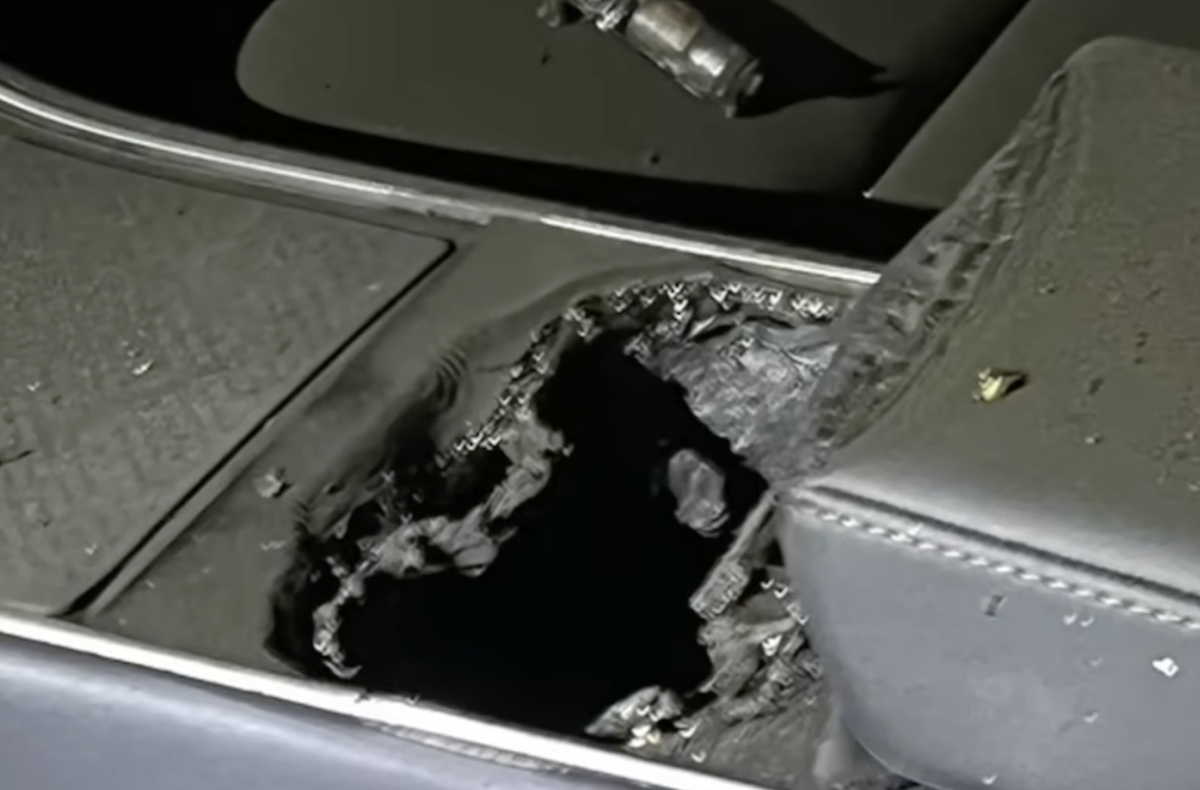 Chỉ vì một cục sạc dự phòng, chiếc Tesla sau 5 năm sử dụng bỗng hóa đống sắt vụn trong vụ cháy gây sốc