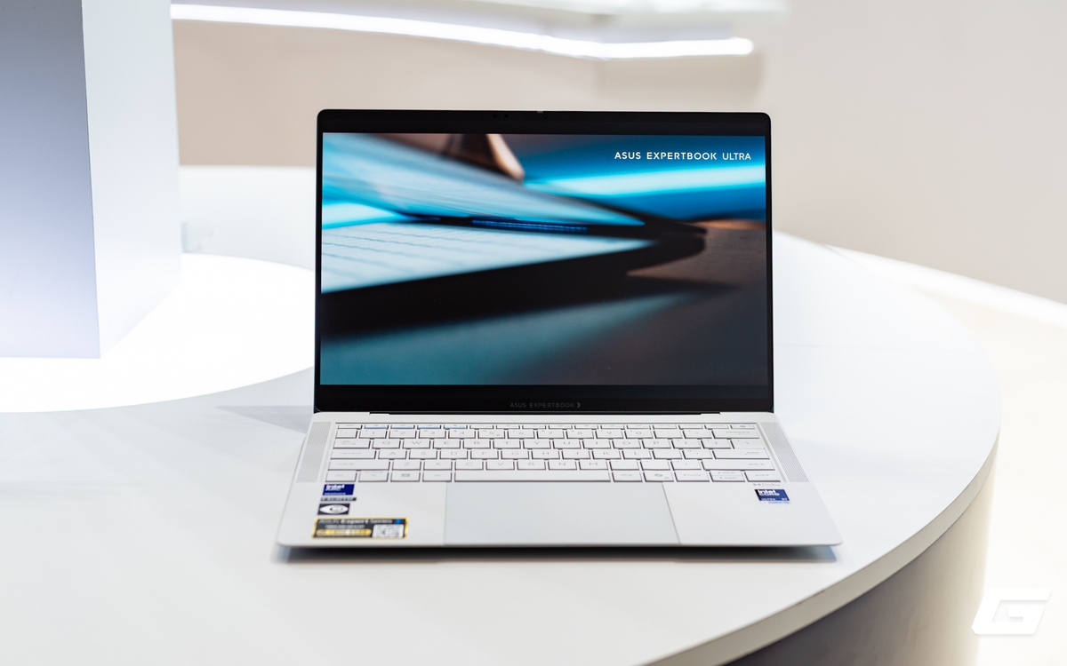 Gen Z không còn chấp nhận những chiếc laptop văn phòng “dày, nặng và chậm”: Thị trường doanh nghiệp Việt Nam đang thay đổi ra sao?