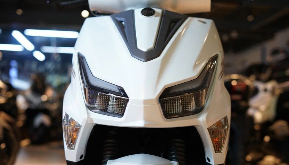 Đổ đầy bình chạy 400km, cốp rộng thênh thang, SYM ECHS 125 phả hơi nóng lên Yamaha FreeGo