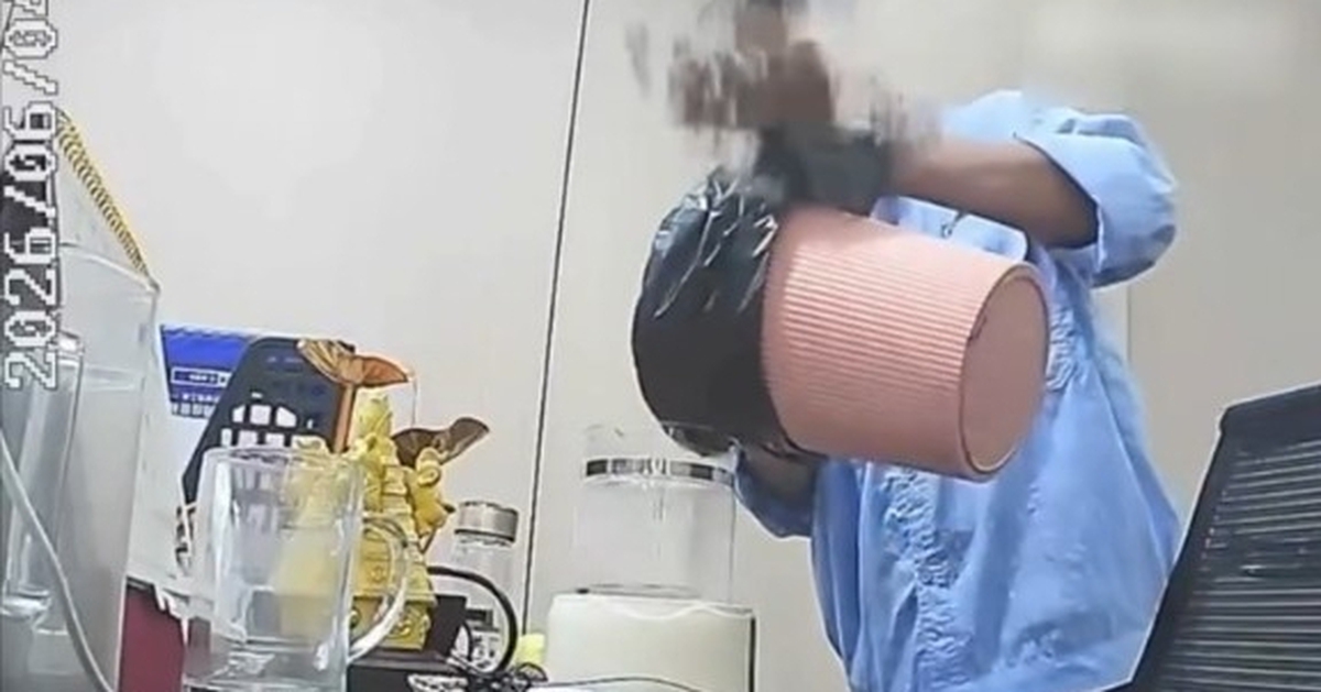 Đoạn clip gây sốc: Nhân viên đổ nước bẩn từ thùng rác vào cốc nước của đồng nghiệp