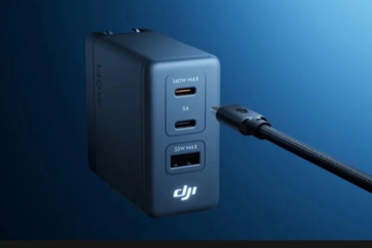 DJI giờ làm cả củ cáp sạc: 140W, 3 cổng, có màn hình hiện thị công suất, giá 790.000đ