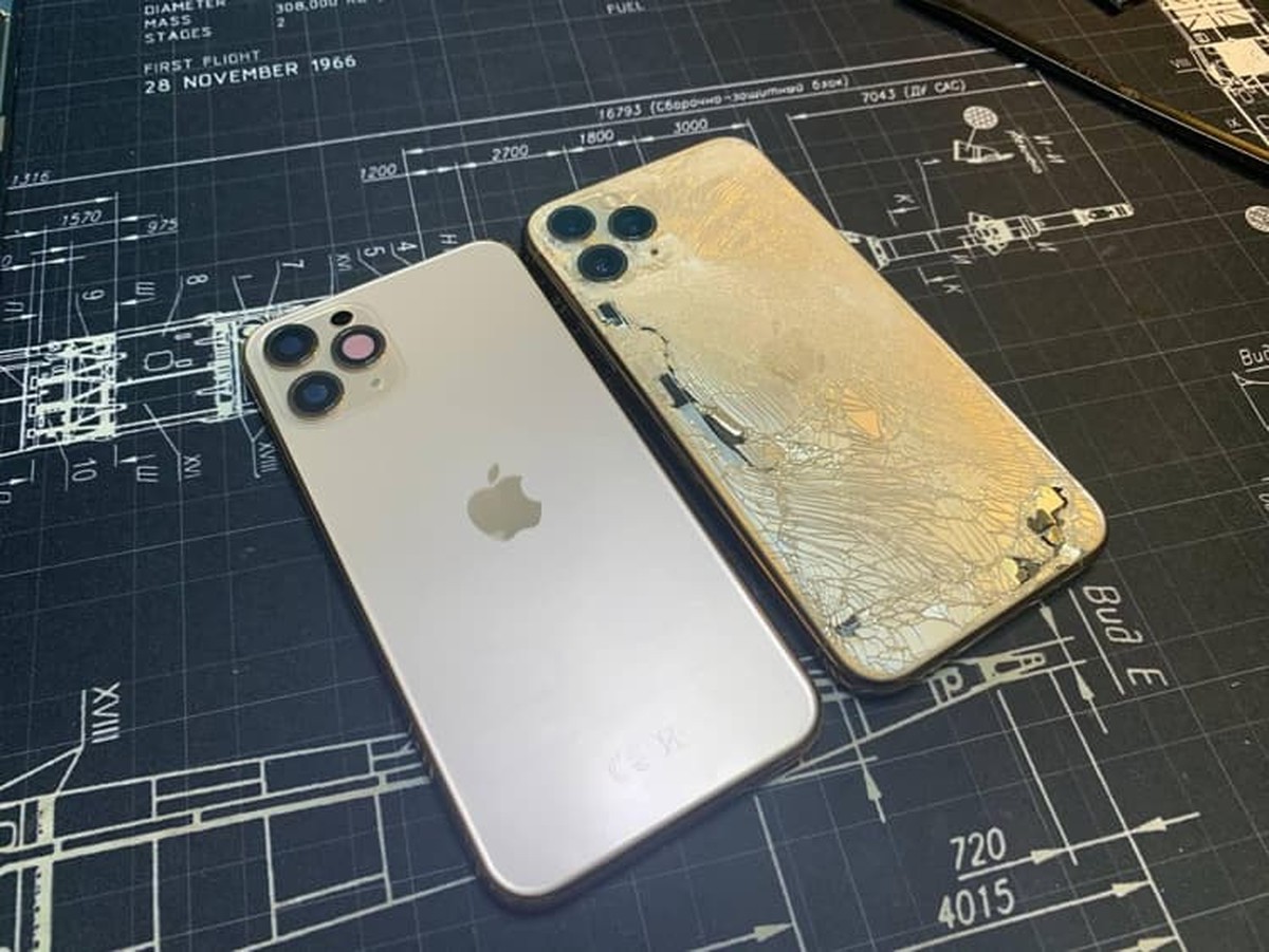 Rộ trào lưu đập nát iPhone đắt tiền để chứng tỏ "bản lĩnh đàn ông" của giới trẻ Nga