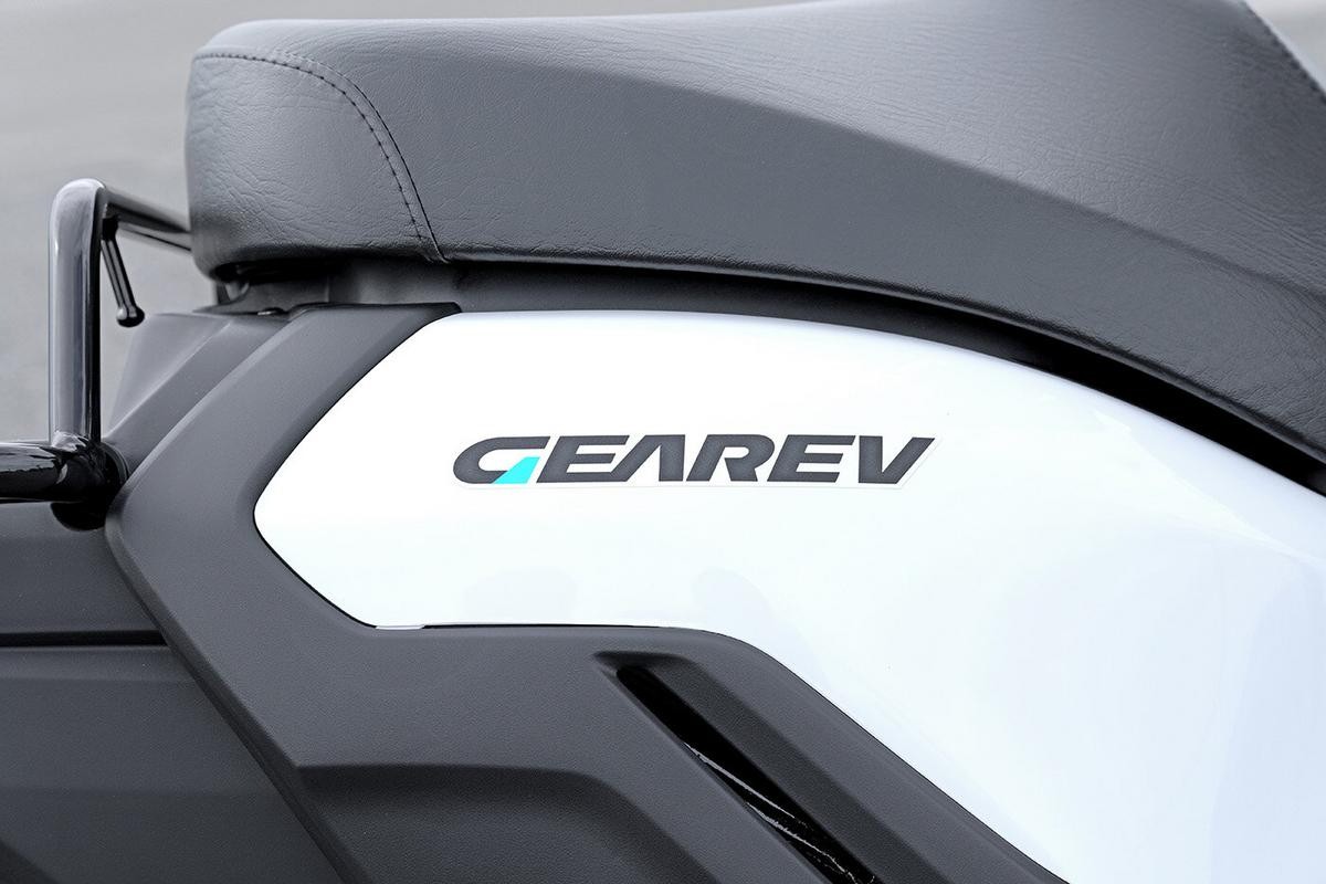 "Vua giao hàng" Yamaha GEAREV vừa ra mắt: Đi 100 km mỗi lần sạc, trang bị số lùi cực chất