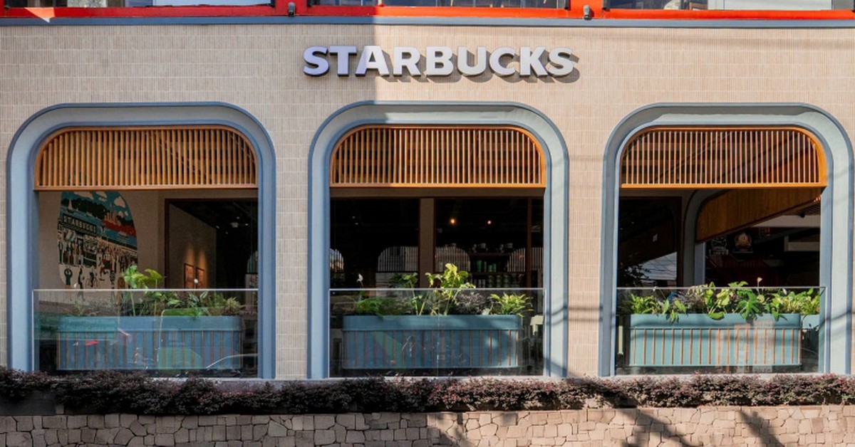 Starbucks Việt Nam gây tranh cãi vì lạm dụng AI, khách hàng chê đồng phục và thiết kế "mất chất"