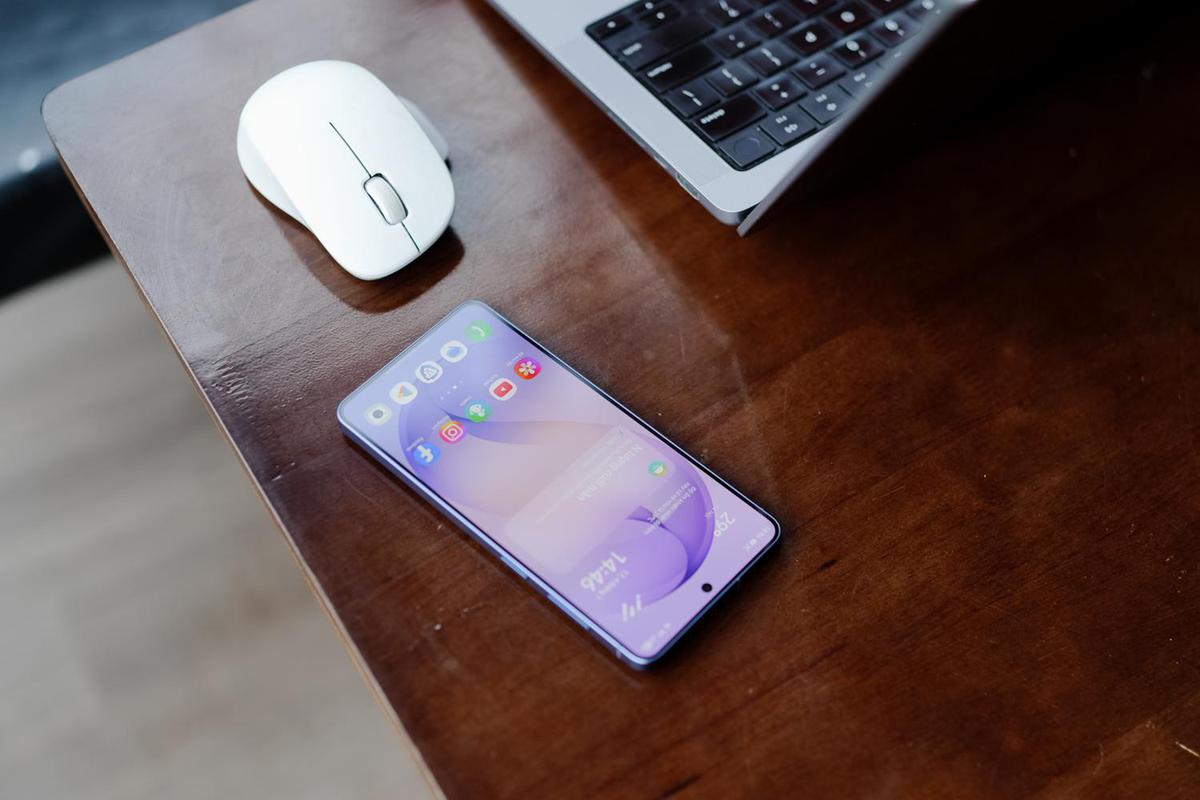 Vài tháng với Galaxy S26+, và cái ngày tôi nhận ra mình đã quên mất mình đang dùng AI