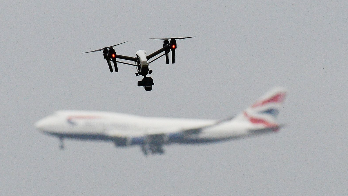 Drone từng là món đồ chơi vài triệu đồng, giờ có thể khiến máy bay chở khách phải đổi hướng
