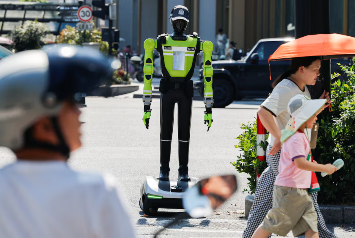 Trung Quốc đưa robot cảnh sát xuống đường: không trang bị súng, không có quyền bắt giữ, chỉ điều tiết giao thông