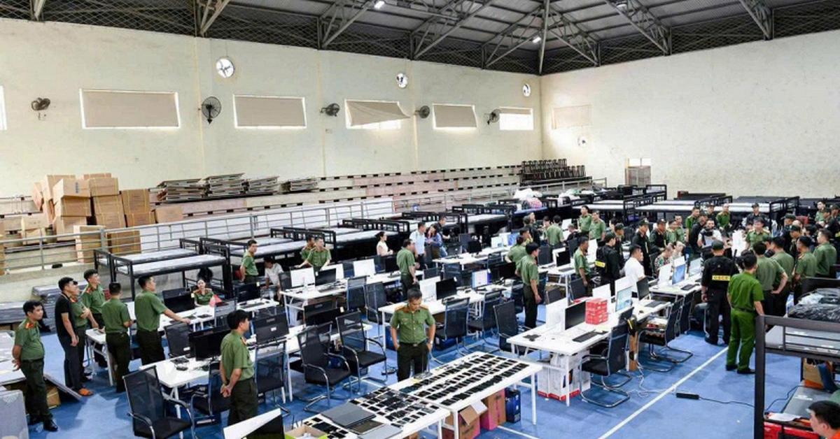 Nhóm lừa đảo xuyên quốc gia bị phát hiện vì... "quá ồn ào": Khám xét khẩn cấp đại bản doanh, tạm giữ 73 bộ máy tính, 134 ĐTDĐ, 34 USB