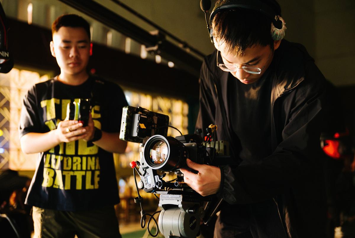 Sony Cinema Line FX5 ra mắt tại Việt Nam: Đồng hành cùng ê-kíp Hương Tràm tạo nên những khung hình điện ảnh cho MV "Gái Nghệ"