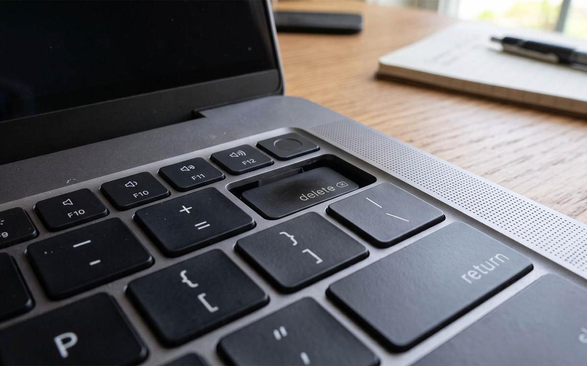 Vì một phím bị kẹt, chiếc MacBook Pro M5 Max suýt khiến chủ nhân tốn gần 900 USD tiền sửa