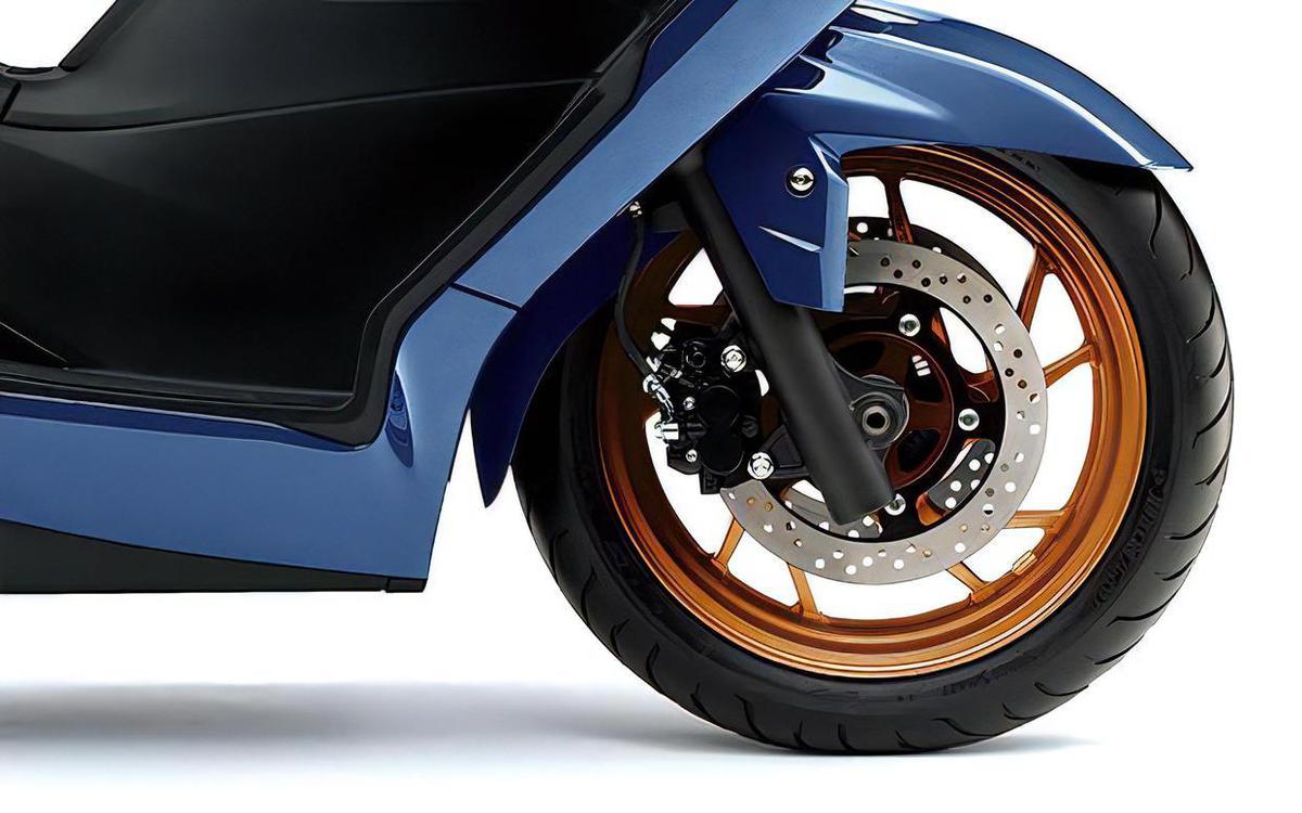 Suzuki Burgman 400 ABS trình làng bản nâng cấp tương thích xăng E10, gây sức ép lên Honda SH350i và Yamaha XMAX 300
