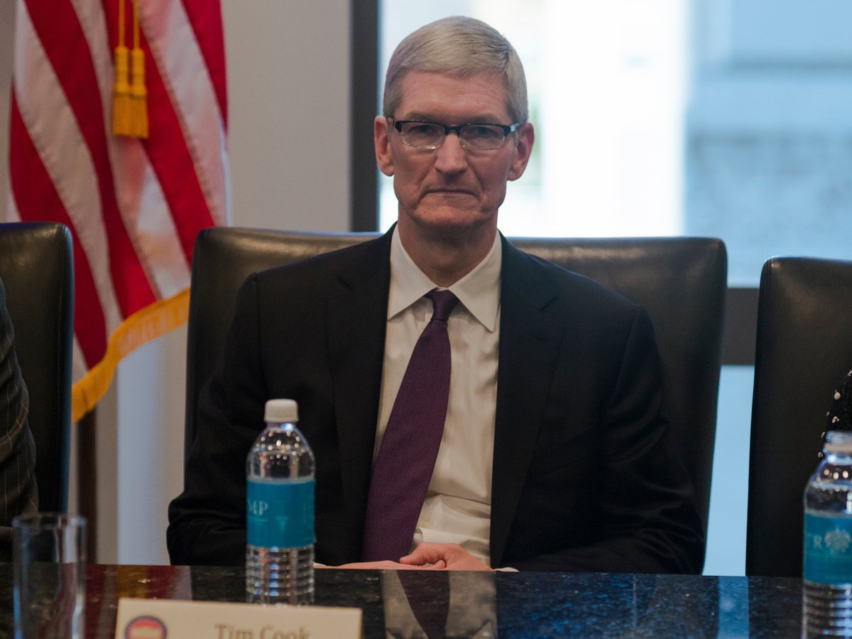 Tim Cook chia sẻ lý do ngồi họp cùng Tổng thống Donald Trump: “Bạn ...