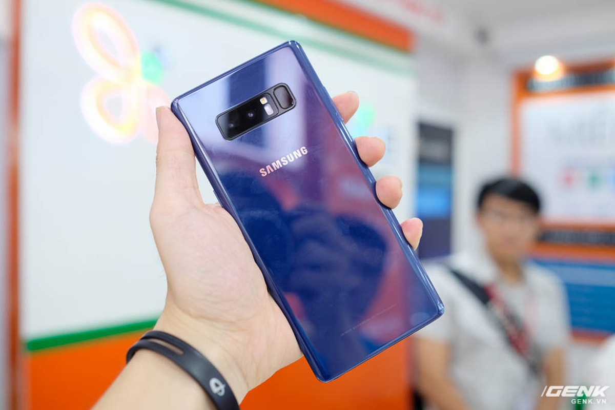 Trên tay Galaxy Note8 đầu tiên tại Việt Nam: Màu Deep Sea Blue cực độc
