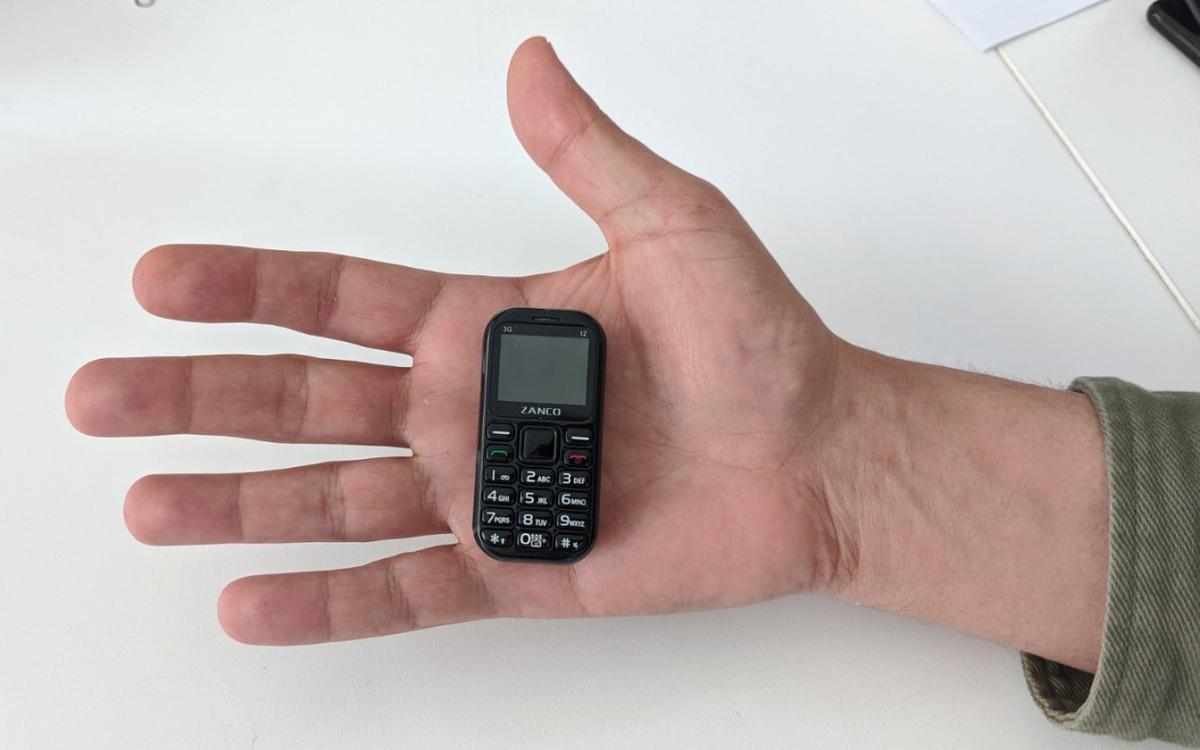 Cận cảnh chiếc điện thoại nhỏ nhất thế giới: có màn hình 1 inch và cả ...