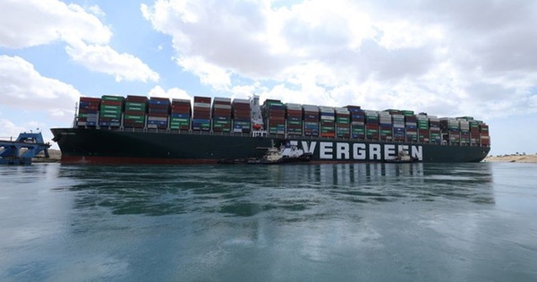 How long does it take to unload all the containers on the ‘super ship’ stranded in Suez?