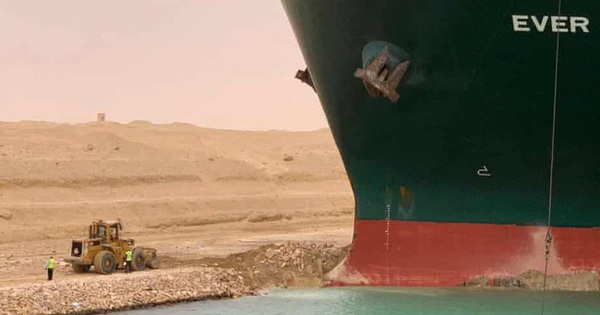 Direct way of tracking the giant ship stranded in the Suez Canal