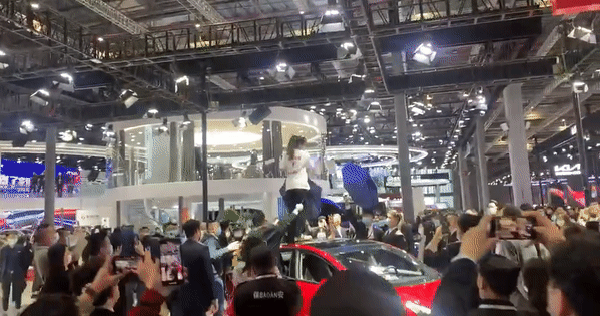 Tesla users jumped onto the roof of the car rioting at the Shanghai auto show