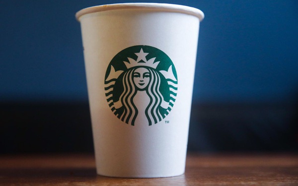 The art of ‘manipulating consumer psychology’ explains why a Starbucks glass can be sold for 20 million dong