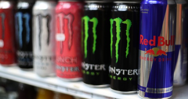 Drink 4 cans of energy drinks a day for 2 years, 21-year-olds are required to stay in intensive care because of heart failure