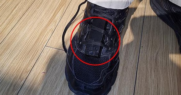 Installing a camera on a shoe to secretly film a woman, the man was immediately discovered and arrested