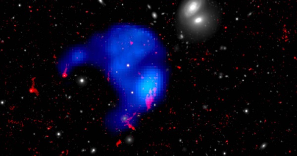 Discovered a hundred million-year-old cosmic cloud faintly bright in the air, the size of which is larger than the Milky Way