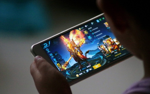 Chinese teenager addicted to smartphones “was ordered to do housework” and immediately reported to the police to arrest his father, accusing him of “abusing child labor”