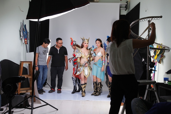 Lộ diện ảnh hậu trường bộ ảnh cosplay mát mẻ tại Việt Nam 1