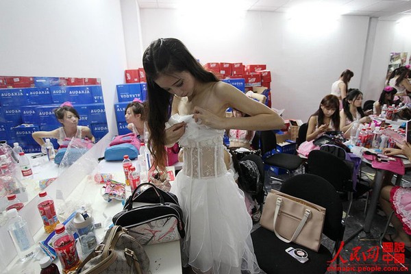 Cuộc sống sau sân khấu của showgirl ChinaJoy 8