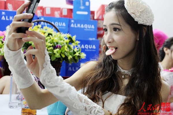 Cuộc sống sau sân khấu của showgirl ChinaJoy 16