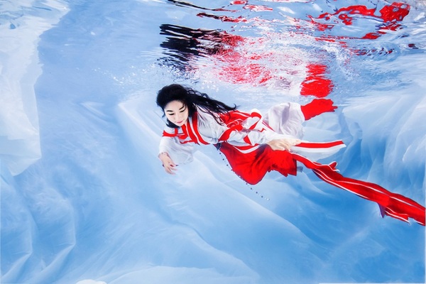 Bộ ảnh cosplay Song Long Tranh Bá dưới nước vô cùng ấn tượng 4